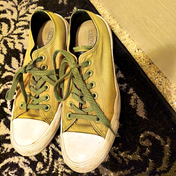 green chuck taylors womens